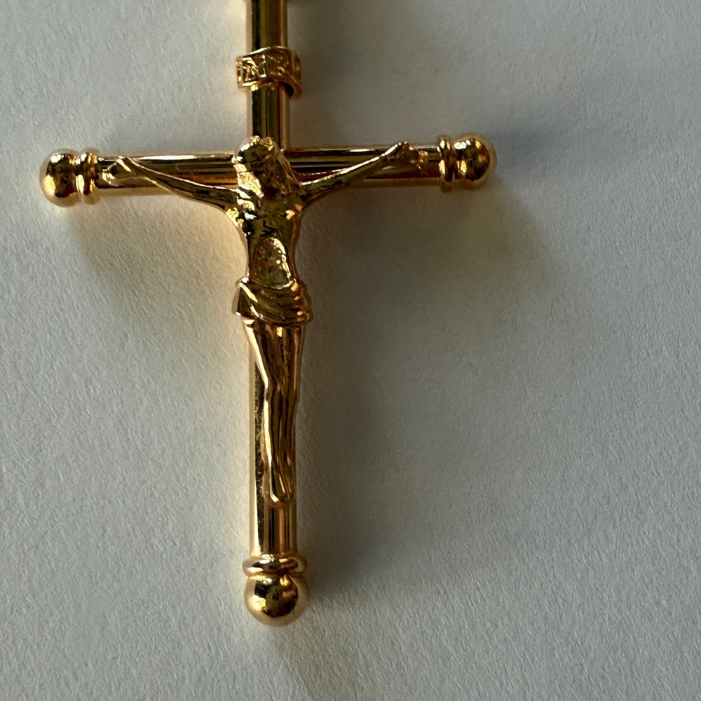 SOLD 🍀 18K Solid Gold Crucifix Pendant - Picture 4 of 6